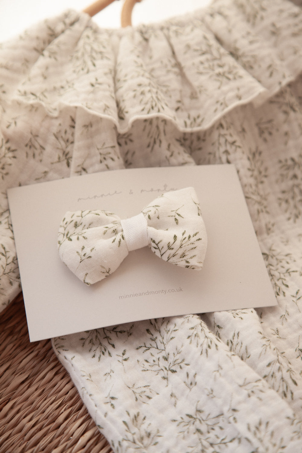 Large Muslin Bow in Olive/Leaves