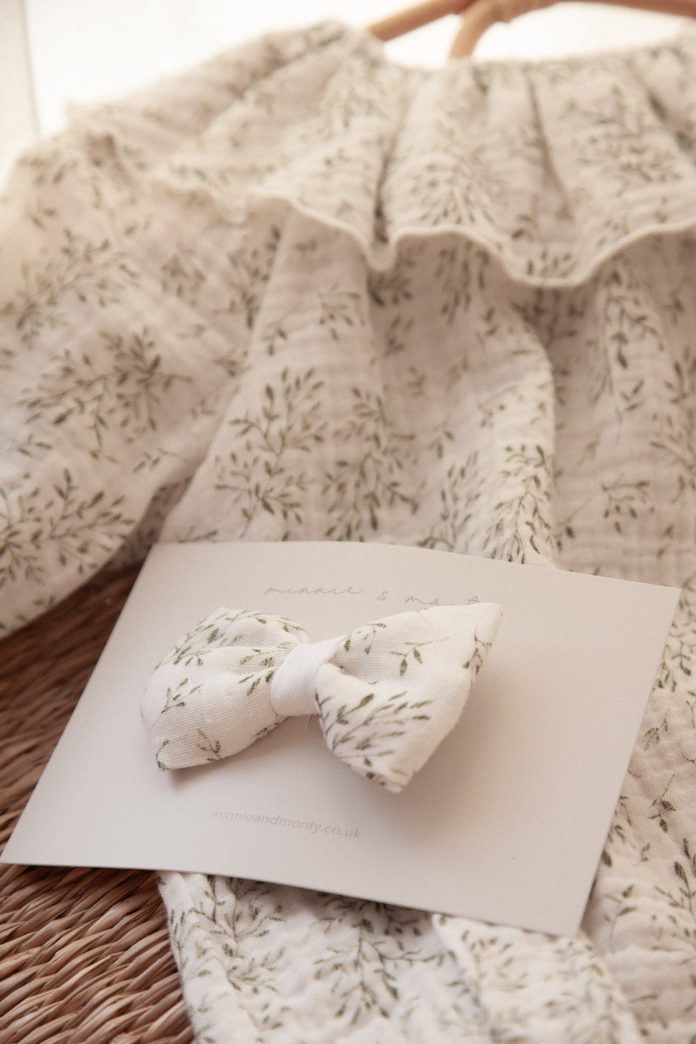 Large Muslin Bow in Olive/Leaves
