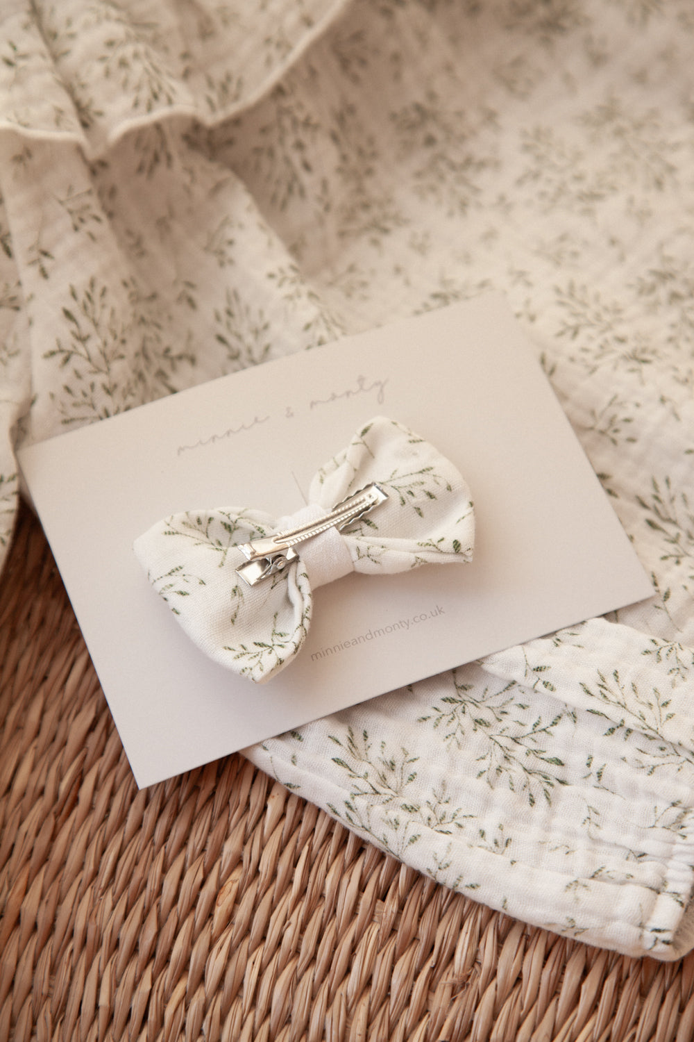 Large Muslin Bow in Olive/Leaves