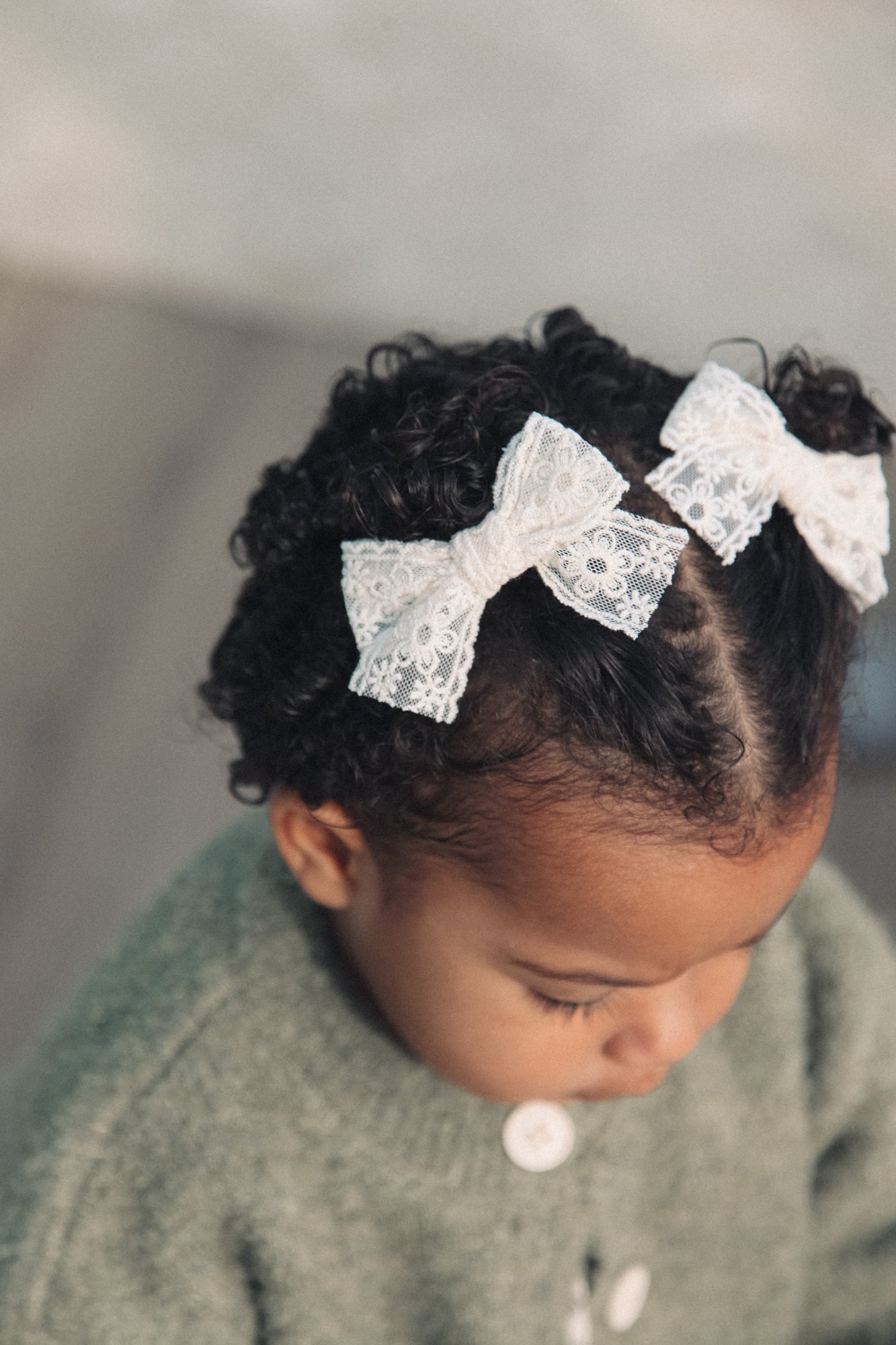 Medium White Lace Clip