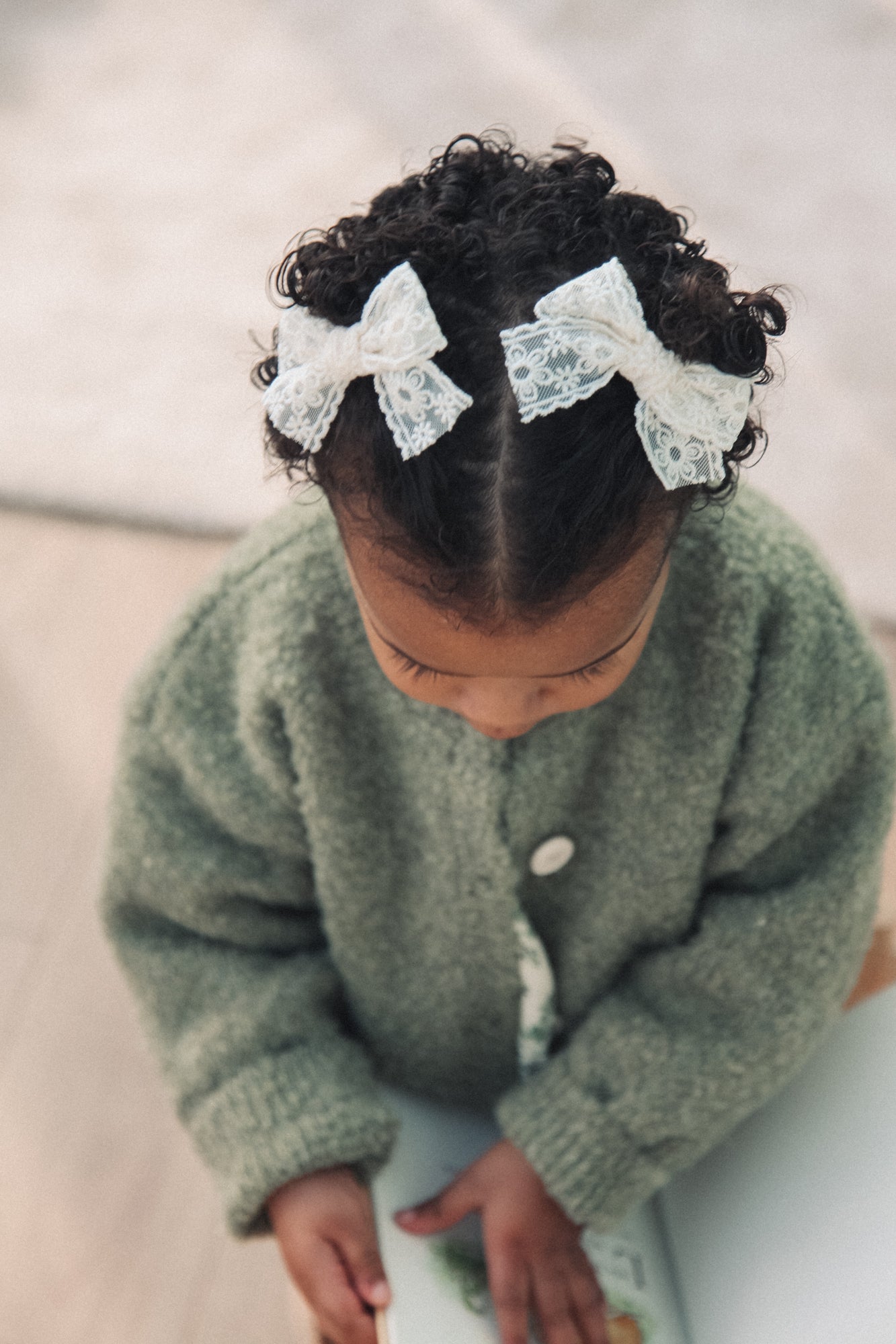 Medium White Lace Clip