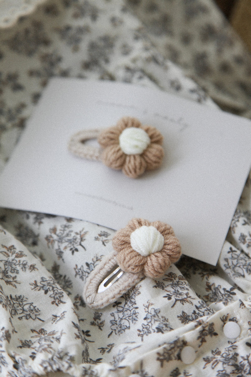 Beige Knitted Flower Snap Clip