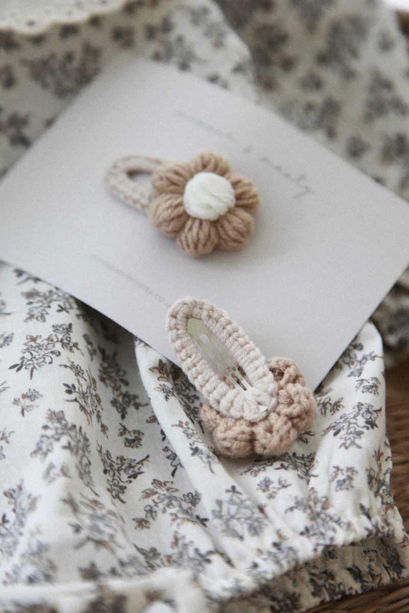 Beige Knitted Flower Snap Clip