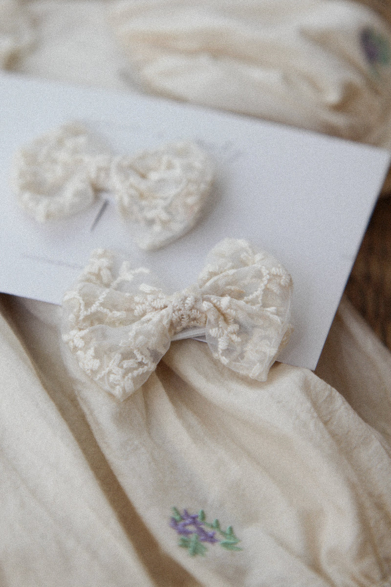 Cream Lace Bows (2 pack)